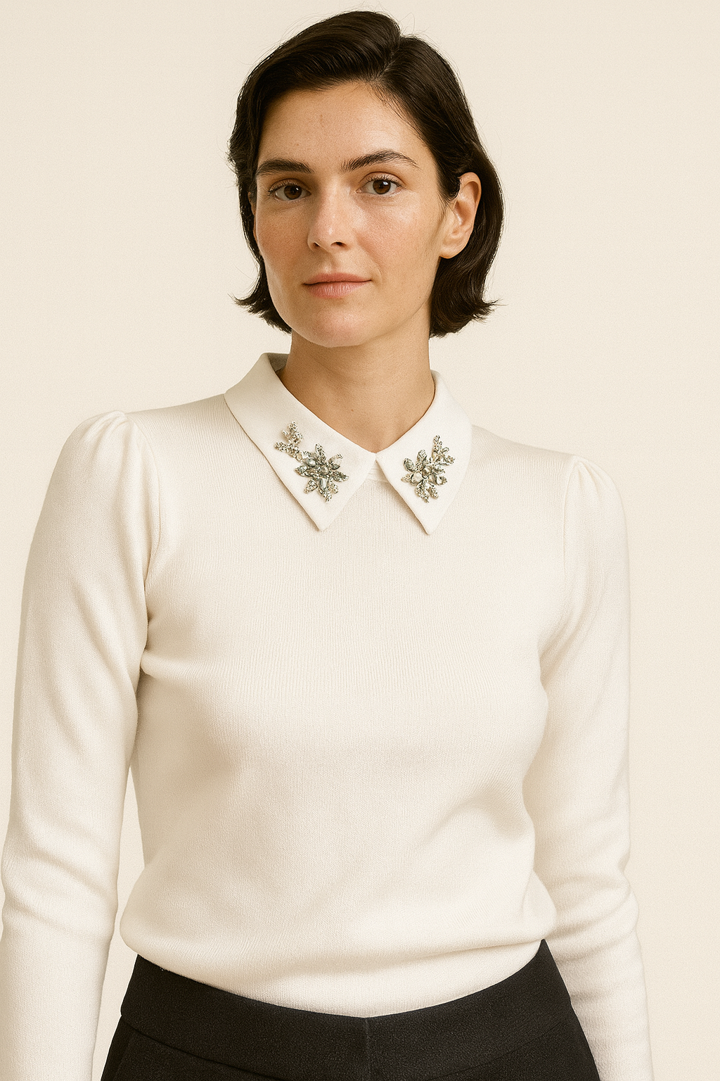 Pulovër e bardhë me jakë me gurë dekorativë