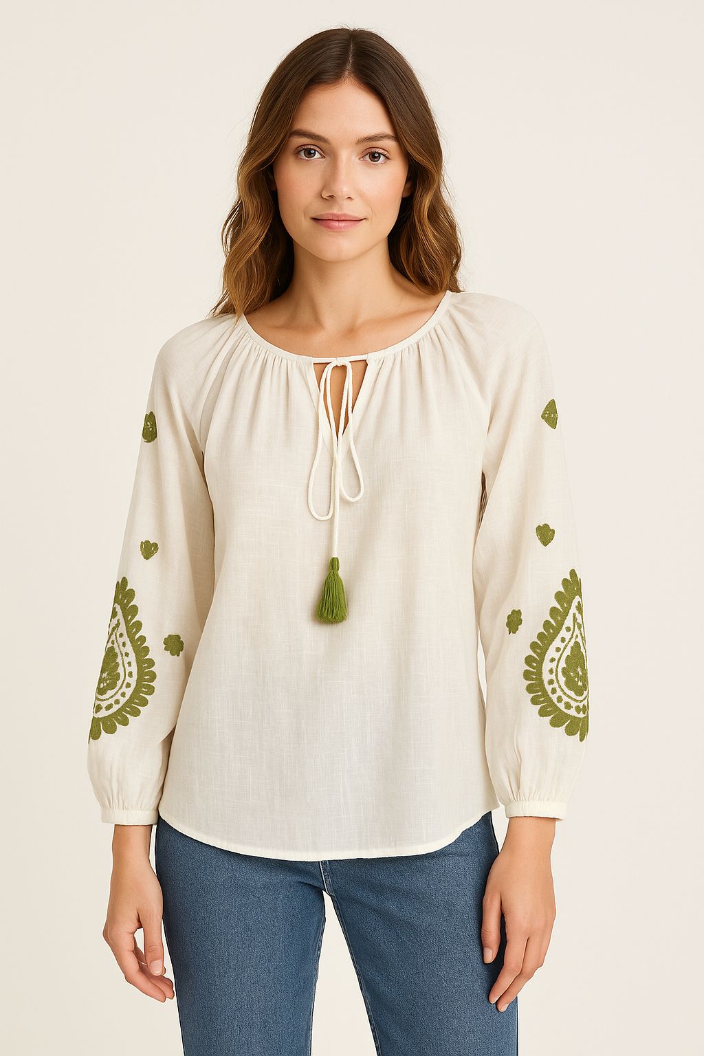 Bluzë boho e bardhë me mëngë të gjata dhe detaje jeshile