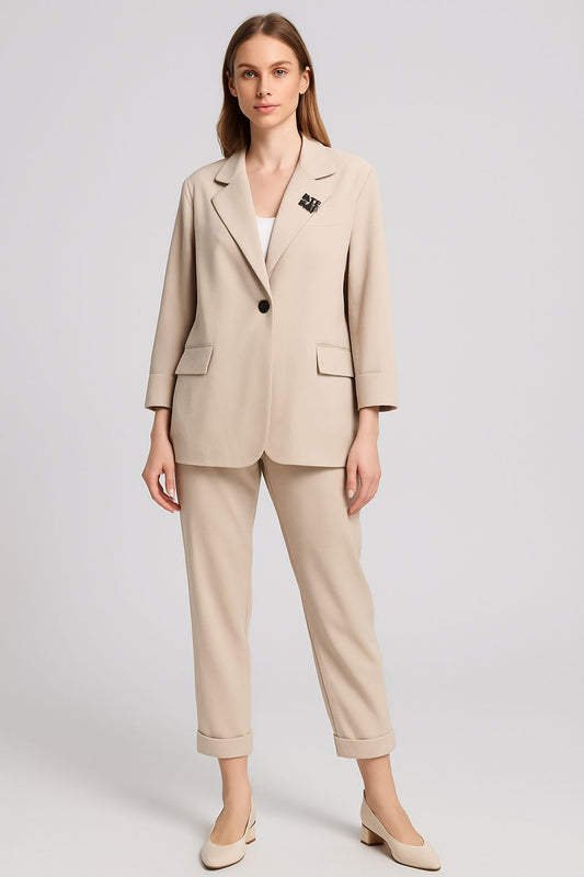 Kostum dy pjesësh me xhaketë dhe pantallona